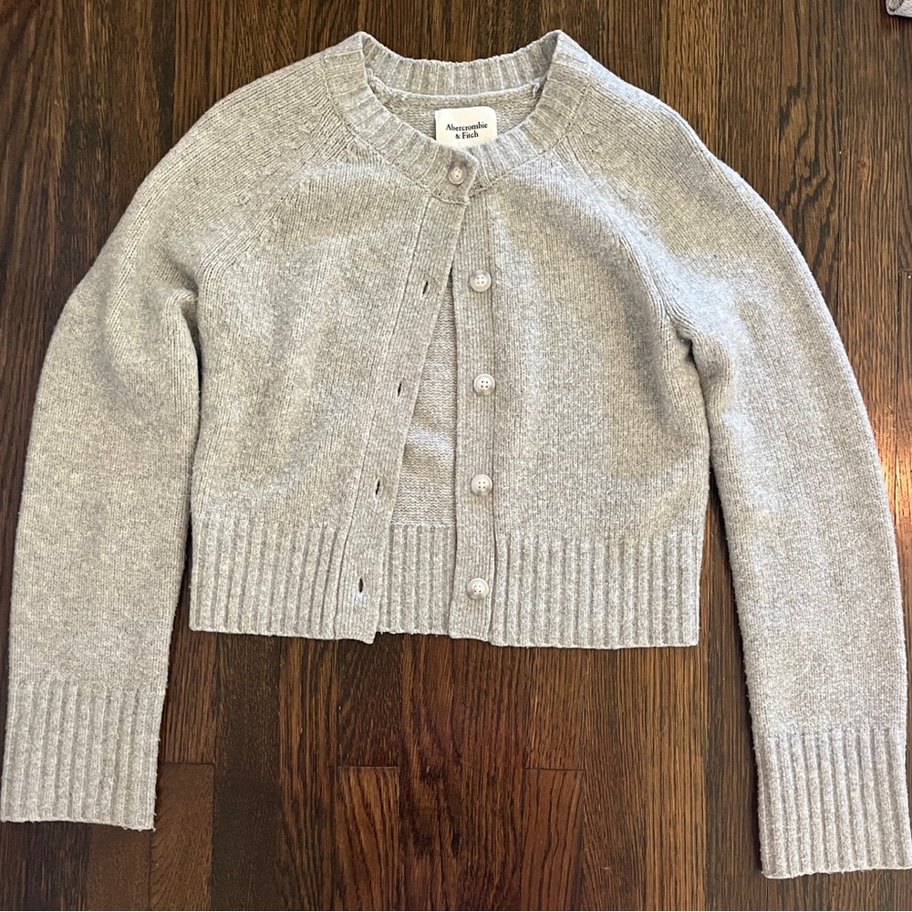 Abercrombie & Fitch Light Gray Cropped Button-Up Cardigan